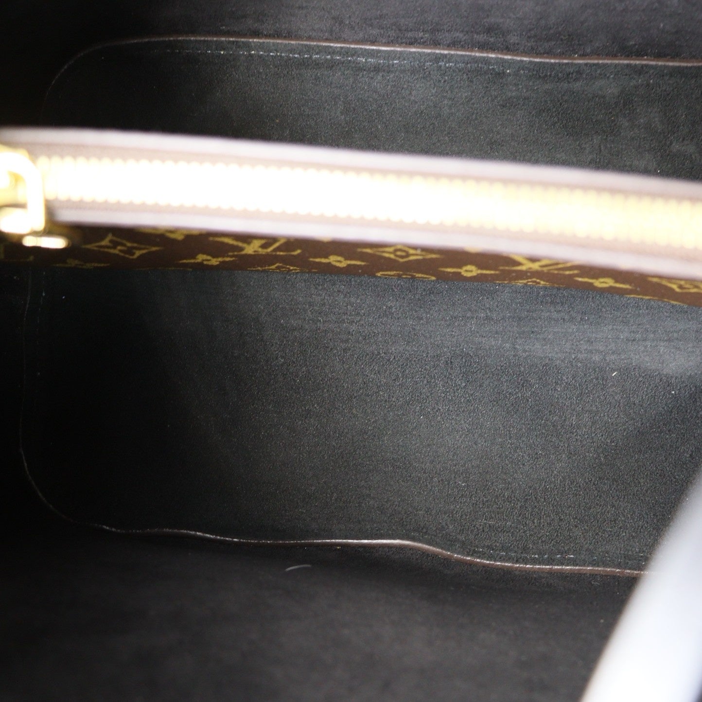 Louis Vuitton NeoNoe MM Shoulder Bag M44020