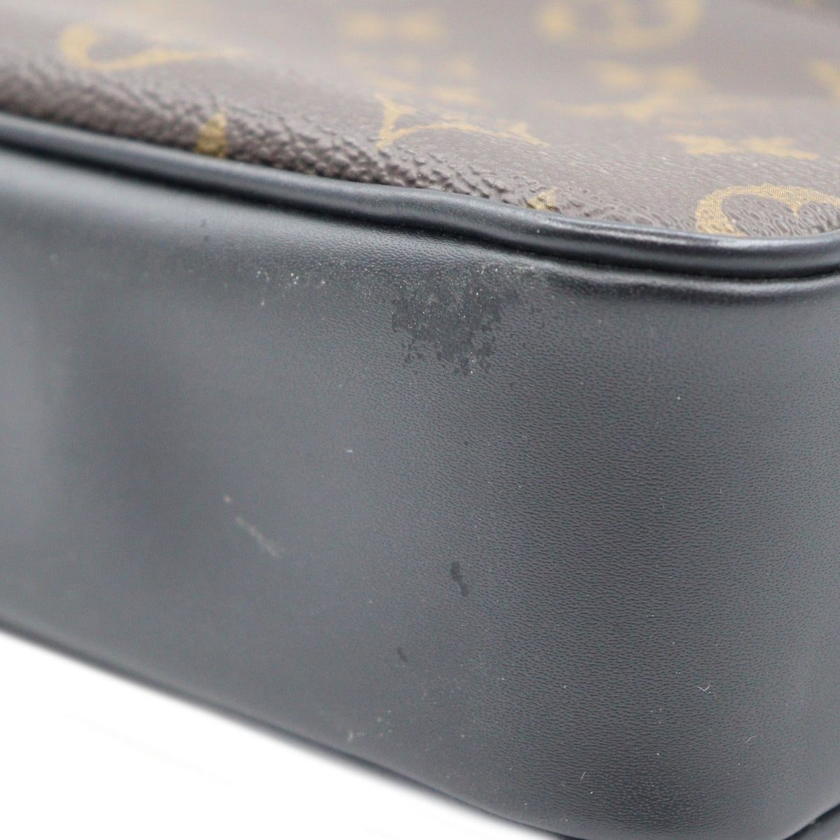 Louis Vuitton Kasai Clutch M42838